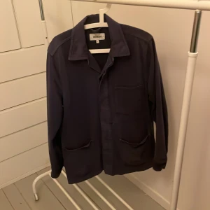 Weekday Overshirt - Riktigt snygg overshirt från Weekday som är perfekt till hösten! Bra skick och topp kvalite! Var inte rädda att höra av er vid frågor eller funderingar! 