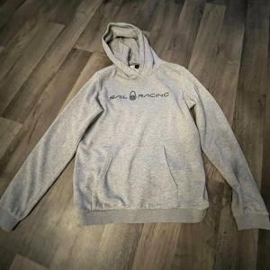 Sail racing hoodie  - Säljer nu denna sail racing hoodie, storlek S, 250 SEK 