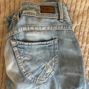 Pepe jeans low waist  - Pepe jeans. Innebenslängd: 87cm Midja tvärs över: ca 36cm Storlek S Tyväär passar de inte mig. Har ett insydd stretch band som gör att jeansen sitter bättre💞
