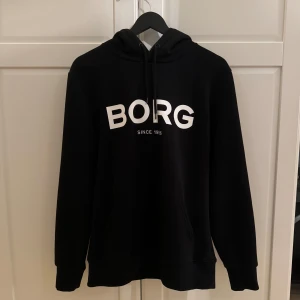 Björn Borg svart hoodie (M) - Tja, säljer min Björn Borg hoodie för jag använder den knappt. Storlek M använd fåtal gånger, inga fläckar eller hål.