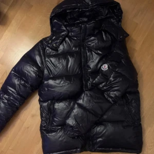 Moncler jacka  - Knappt använd, säljer den då jag köpt en ny jacka. Kan skicka bild med den på🥰 Väldigt mysig att ha nu när vintern kommer