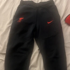 Nike tech fleece (Sällsynt) - Säljer en Nike tech fleece underdel (Old season, Liverpool edition). Tracksuiten är i bra skick förutom att de är lite noppriga där bak. Hör av er vid frågor.