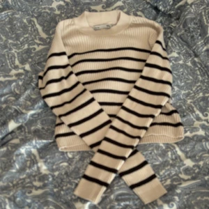 Tröja - Tröjan är bra, det är skönt material och storleken är XL. 