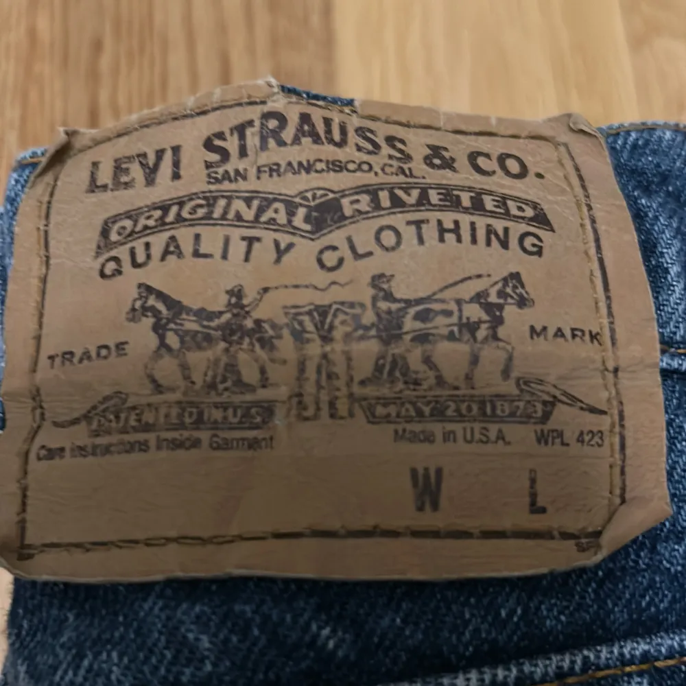 Några fräscha Levis jeans. Inget fel på de lappen på baksidan är väll lite knölig för jeansen bara legat så länge  Skriv om ni har några funderingar eller frågor!. Jeans & Byxor.