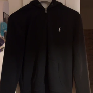 Ralph lauren zip Hoodie - Storlek s, säljer pga att den är för liten   