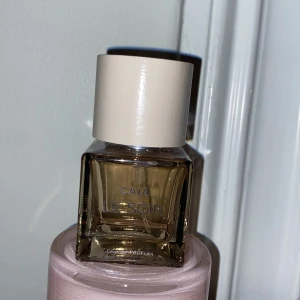 Caia Parfym - Parfym från Caia, ”Le Soir” från deras julkalender 2023🥰 helt oanvänd förutom ett spray för att lukta på den🥰 50ml🫶🏻