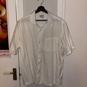 Linneskjorta - Tja! Säljer nu min oversized Linneskjorta från Weekday. Den har inga defekter vad jag vet:) storlek M men somsagt oversized. 