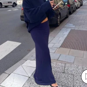 Långkjol  - Så fin marinblå långkjol från Nelly, aldrig använd då den va något för kort på mig🤗 kan fixa egna bilder vid intresse🥰