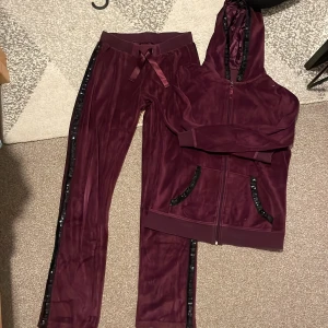 Vinröd hoodie med paljettdetaljer - Säljer en supermjuk och snygg vinröd sett med kofta och mjukis. Den har coola paljettdetaljer längs fickorna och ärmarna, vilket ger den en extra touch. Perfekt för en chill dag eller en avslappnad festkväll. Passar perfekt till höst och vinter!