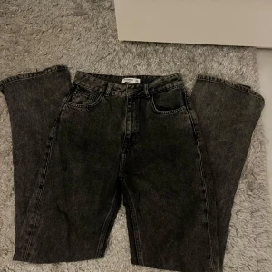Helt nya oanvända jeans från Pull&bear. Fin grå/svart färg  - Fina jeans som är i jättebra skick då jag  beställt hem för inte alls länge sedan men när jag fick  jeansen så var dom förstora. Helt oanvända.   