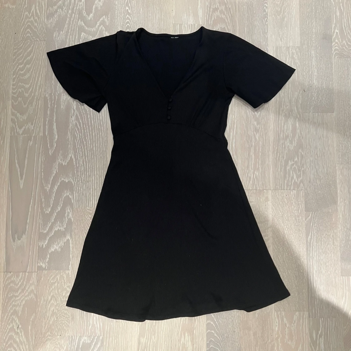 Svart klänning med knappar