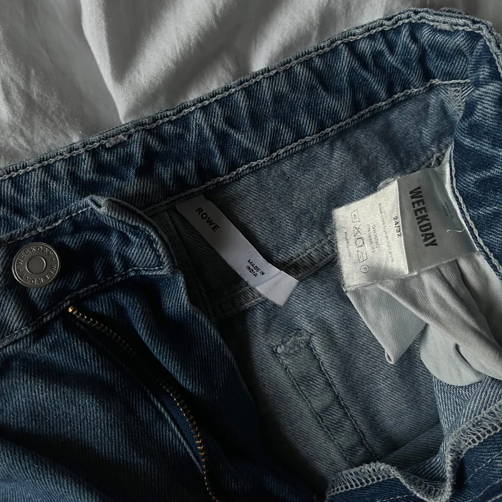 Raka blåa jeans från weekday i modellen ROWE, super snygga och knappt använda därav inga defekter eller slitningar längst ner, i storlek W24 L32 som motsvarar en 32-34🩷. Jeans & Byxor.