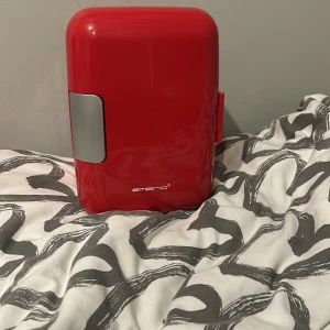 Mini kylskåp - Hej jag vill sälja mitt mini kyl skåp. Jag har haft den i 6 månader. Den är i väldigt bra skick. Buda helst pris 