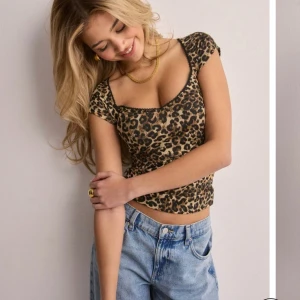 Leopard topp - Säljer denna topp från Nelly då den är för liten, köpte den i butik och testade tyvärr inte den och har inte möjligheten att lämna tillbaka den💕💕