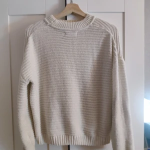 Vit stickad tröja - I bra sick inte använd så mycket