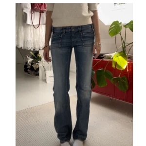 Diesel jeans  - Super snygga och trendiga jeans från diesel💗💗 Midjemåttet:80cm Innerbenslängden: 86 Är insydda på sidorna vilket skapar som en liten buckla (se sista bilden) jag är dock övertygad om att man kan sy om det så att det blir gjort bättre💗