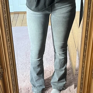 Gråa Bootcut Jeans - Gråa Bootcut Jeans som inte används💕