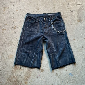 Waxed denim shorts - Flared waxed jorts med nyckelkedja. Vintage skick utan flaws. Baggy passform 