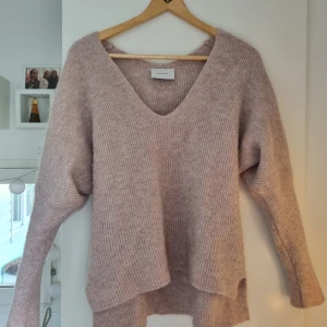 Neo Noir stickad tröja - Jättemysig stickad tröja från Neo Noir. Nästan helt oanvänd då den inte var min stil:) Skriv för fler bilder och mått. Pris kan diskutetas vid snabb affär.