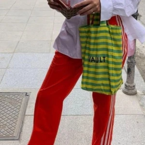 Adidas track pants - Adidas track pants. Jag har ett gäng hemma och nu säljer jag av.  Supercoola byxor att matcha med olika stilar.  Totallängd 96cm Innerbenslängd 70 cm Midja 40 cm Fotvidd 14 cm