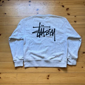 Ljusgrå Stüssy crewneck - Tja! Säljer nu dennna Stussy/Stüssy crewneck som är köpt i butiken Stüssy Paris🐋 Den är i prima skick och är superskön🙏 Självklart är den autentisk och i storlek S👁️