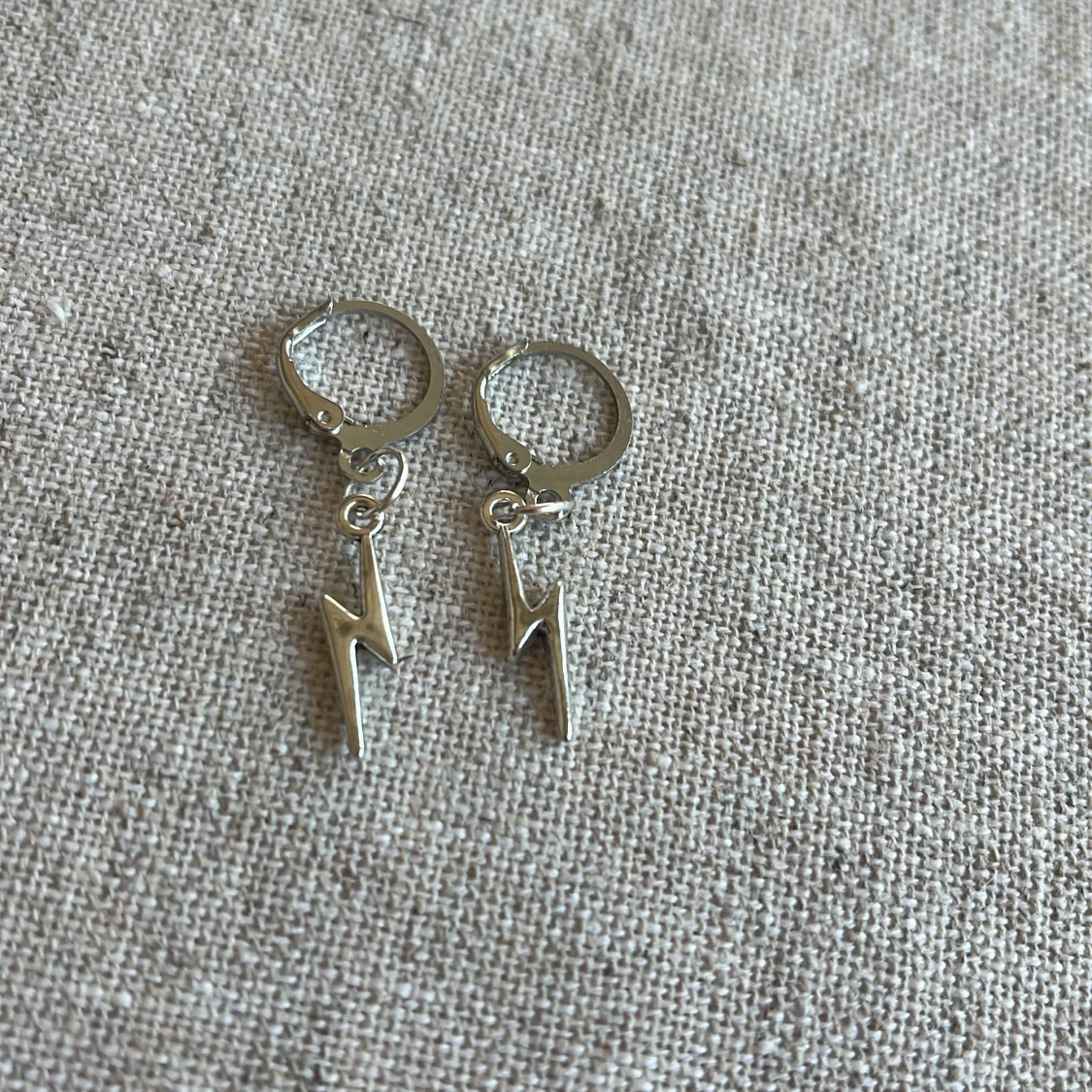 Silverörhängen med blixtmotiv