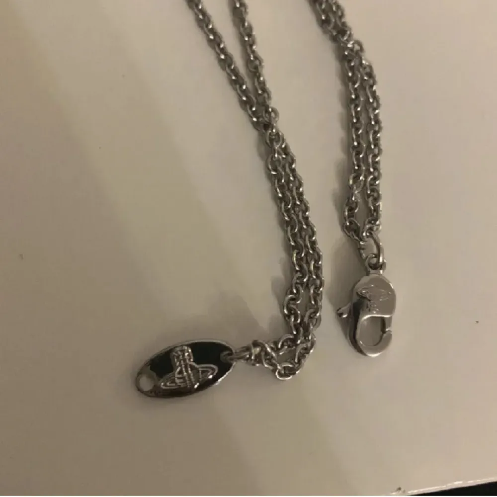 köpt från en annan användare här på plick, riktigt schysst halsband som ej kommit till användning ! Skriv privat om du har frågor över mått eller vill ha fler bilder (använd gärna köp nu) 💌. Accessoarer.