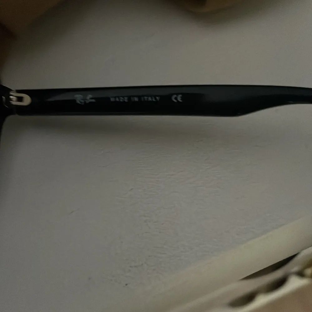 Tja säljer mina ray bans för att dom inte kommer till användning. Cond 9/10. Accessoarer.