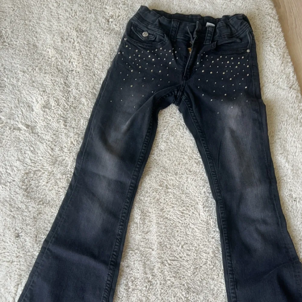 Otroligt fint skick använd bara fåtals gånger! Dom är då förkorta i längden och därför säljer. Stor i storleken skulle jag vilja säga. Jeans & Byxor.