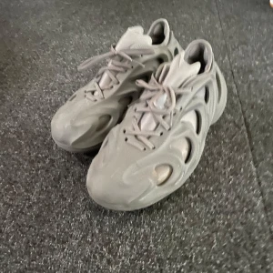 Adidas yeezy inspired - Änvända ca en timm. Köptes i tyskland, Berlin i en official adidas affär. Tyckte inte riktigt om denna typen av sko så vill sälja dem.