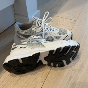 (Nya!) Axel Arigato Marathon runner - Oanvända Axel Arigato maraton runner, vit-silver i storlek 39. 