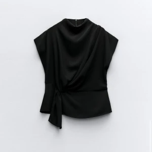 Zara blus  - Säljer denna fina knytblus från zara, bara använd en gång 