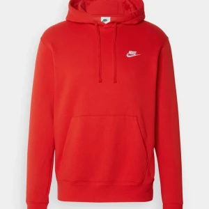 Röd Nike hoodie  - Säljer denna sjukt sköna Nike hoodie som inte kommer till användning. Skriv privat om fler frågor eller bilder.❤️