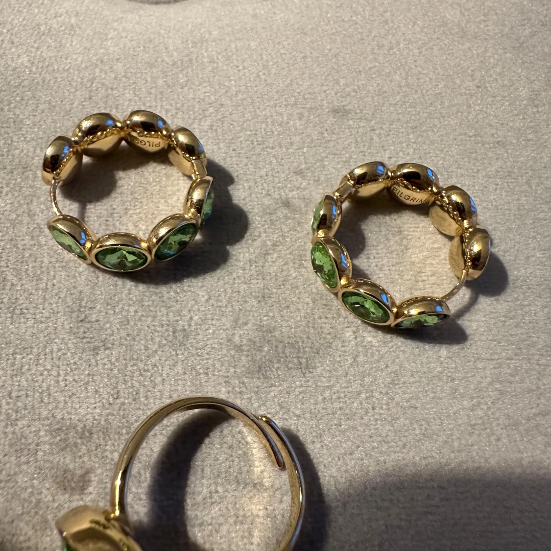 Guldörhängen med gröna stenar - 91