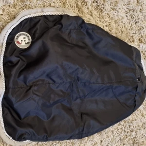 Hundjacka - Varm hundjacka av märket Showmaster, inköpt från Hööks. Passar till mellanstor hund, ex beagle, cockerspaniel, pudel.