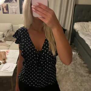 Prickig blus - Prickig blus från object! 💓