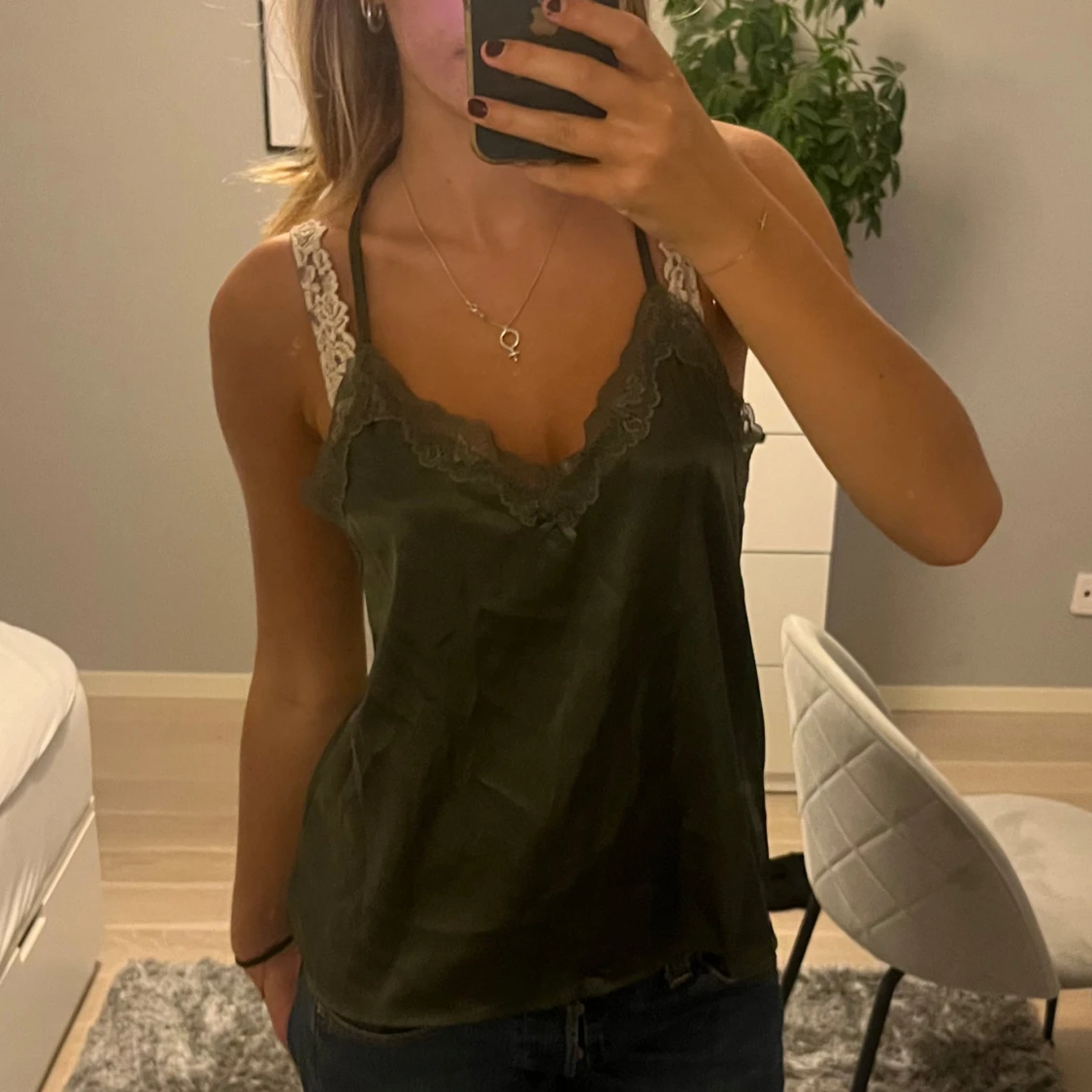 Olivgrön linne med spetsdetaljer