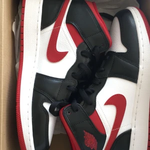 Jordan 1 mid röda  - Säljer ett par jordan 1 mid som är använda några gånger men perfekt skick . Köpta för 1200 och säljer de för 599 