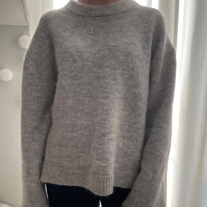 Stickad tröja  - Jätte mysig stickad tröja från Gina tricket perfekt nu till hösten! Helt slutsåld och eftertraktad, fint skick!!! Storleken är Xs men är oversized så är ungefär som en S (Pris kan diskuteras)