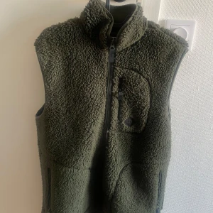 J Lindeberg fleece - Säljer min knappt använda j lindeberg fleece i storlek S  Färg: Grön