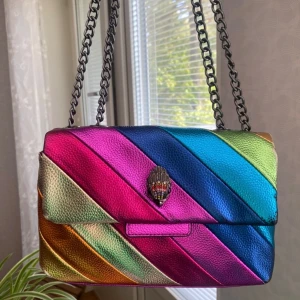 Kurt Geiger väska - Säljer min balla Kurt Geiger väska då den inte kommer till användning längre. Köptes för 3500kr. Kan gå ned i pris vid snabb affär💗