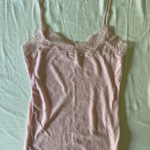 Spetslinne  - Säljer spetslinne från zara, oanvänd. Storlek s.