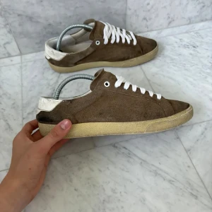 Saint lauren skor - Riktigt snygga skor från ysl, storlek 43. Skriv för funderingar! Modellen är sl/06. Nypris:6000kr. Endast skorna tillkommer.