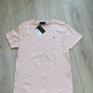 Ralph lauren tshirt  - Säljer min Ralph lauren tshirt Storlek L passar M. köpt i Spanien.