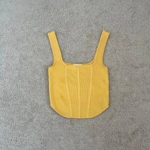 Gul topp💛 - En jätte fin topp som passar perfekt till sommaren🌟