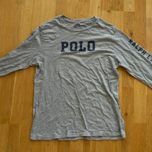 Grå polo tröja  - Väldigt bra skick 