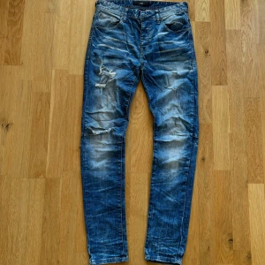 Mörkblåa jeans med slitningar  - Fina jeans, knappt använda och passar tyvärr inte