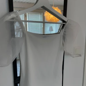 Topp med större ärmar - Supersöt topp från ginatricot. 