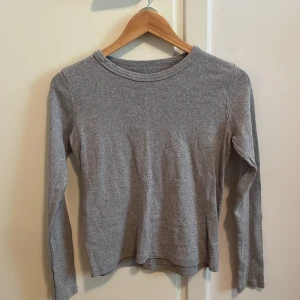 Långärmad tröja - En jätte fin grå långärmad tröja från Brandy Melville.