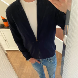 Mörkblå kofta från Stenströms - Säljer en stilren och klassisk mörkblå kofta från Stenströms. Superbekväm och lätt att matcha med olika outfits! Den är i storlek M och är i fint skick. Pris går alltid att diskutera, kom DM!!